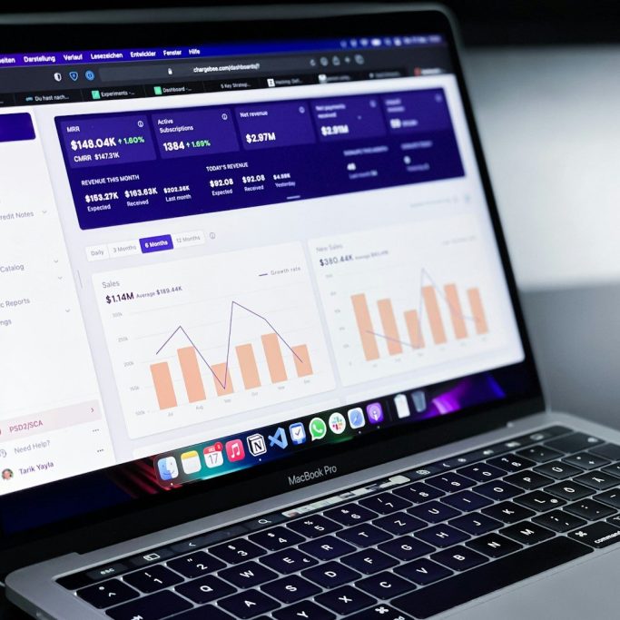Dashboard Bildschirm eines Laptops zeigt Diagramme und Datenanalysen in bunten Balken.