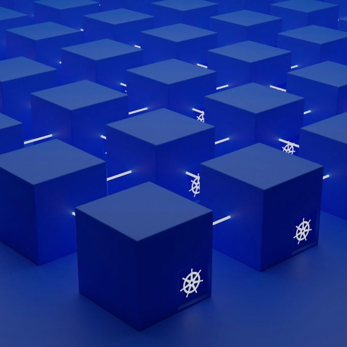 Datenserver Blau leuchtende Würfel in einem geometrischen Muster auf einer glatten Fläche.